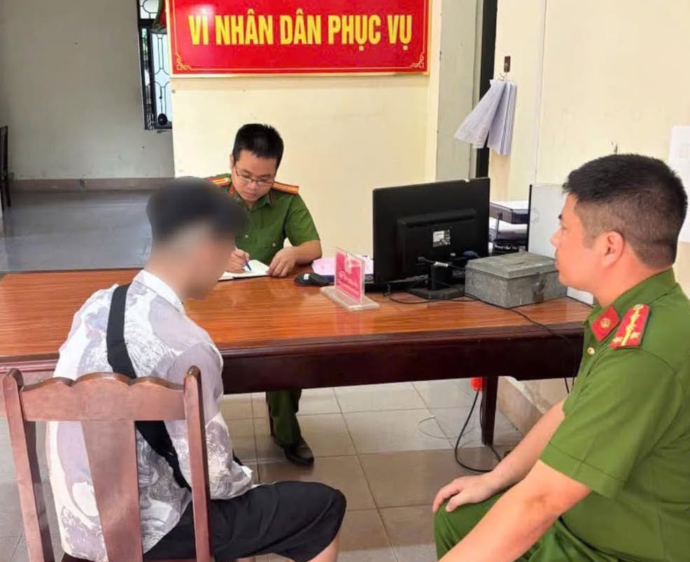 Thanh niên P.T.H được lực lượng Công an và người dân cứu nạn thành công. Thanh niên P.T.H được lực lượng Công an và người dân cứu nạn thành công.