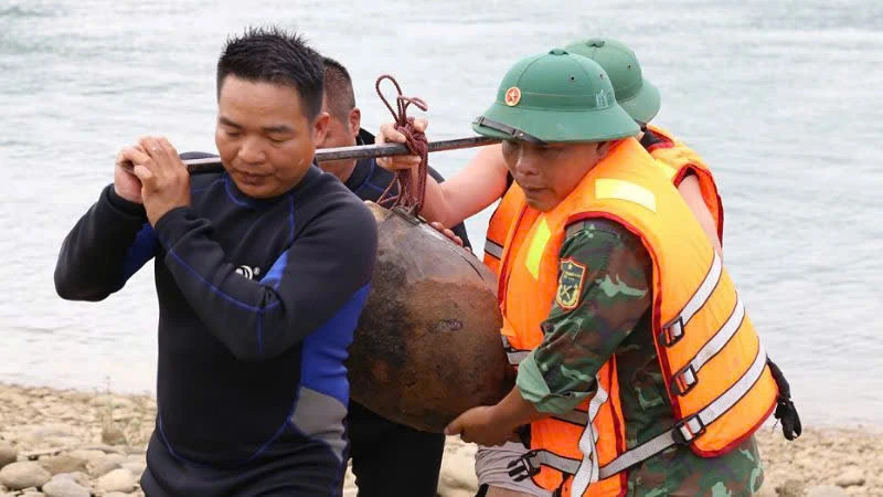 Lực lượng Công binh phát hiện, trục vớt quả bom nặng gần 100 kg.