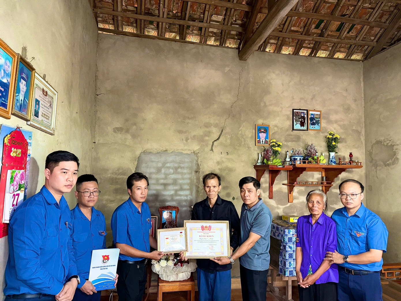 Tỉnh Đoàn Phú Thọ trao Huy hiệu “Tuổi trẻ dũng cảm” và Bằng khen của Ban Chấp hành Tỉnh Đoàn cho gia đình đồng chí Đặng Duy Doanh.