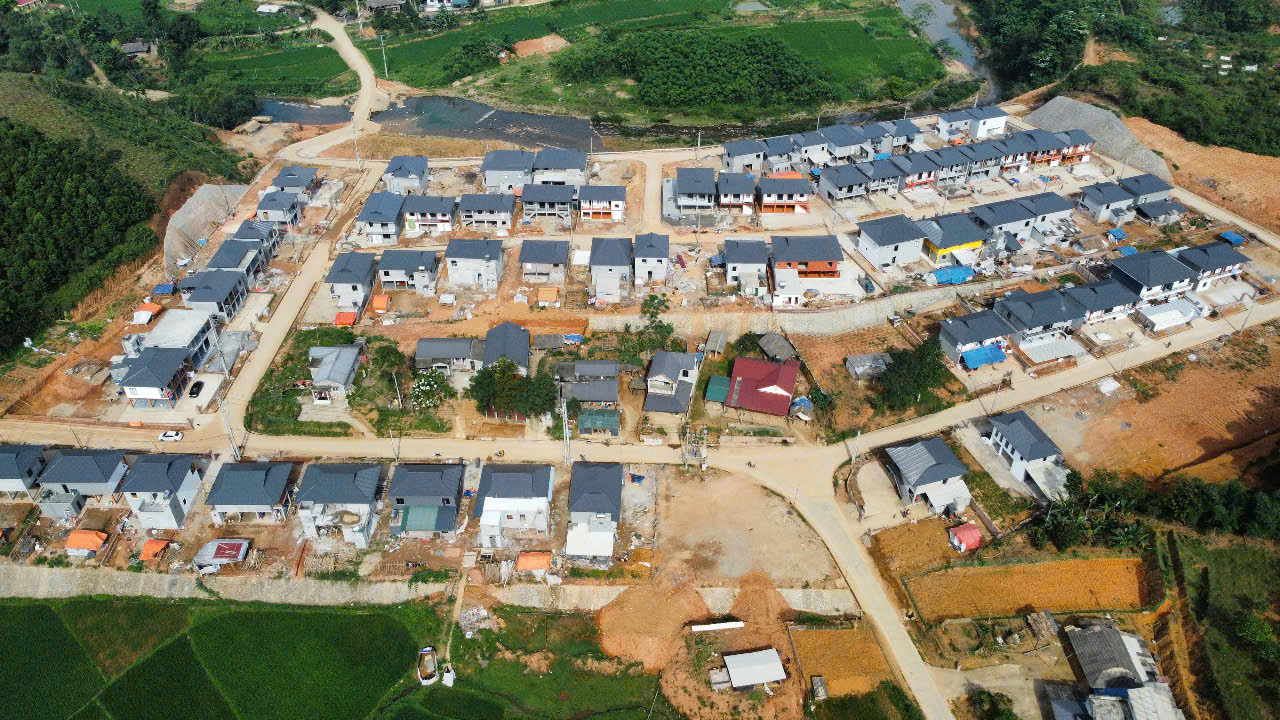 Được biết, năm 2018, do ảnh hưởng của mưa lũ, đồi Nhàng xuất hiện vết nứt dài 100m. Đặc biệt, sau cơn bão số 3 (năm 2024), ở đây xuất hiện thêm 3 điểm sạt trượt nghiêm trọng, có nguy cơ sạt lở cao, phải di dời khẩn cấp 64 hộ dân đang sinh sống ở dưới chân đồi.