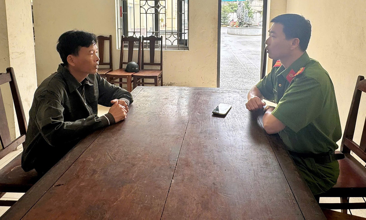 Ông Khuất Văn Sinh tại cơ quan công an. Ông Khuất Văn Sinh tại cơ quan công an.