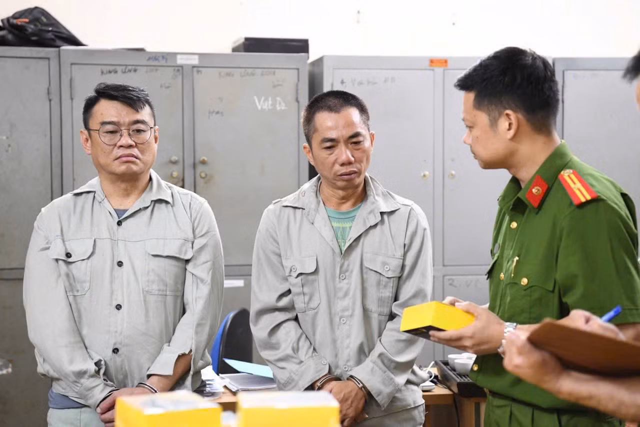 Lực lượng Công an bắt giữ 2 đối tượng cầm đầu Tất Văn Hào và Lim Choon Foong.
