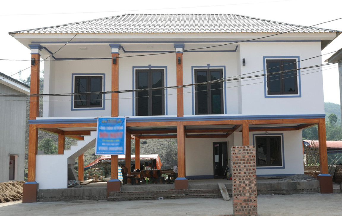 Ông Toản cho hay, về hình thức, kết cấu các ngôi nhà, huyện đã thiết kế 5 mẫu nhà và tổ chức lấy ý kiến các hộ dân, cuối cùng người dân chọn xây dựng với thiết kế nhà sàn truyền thống. Về diện tích, mỗi căn từ 60 đến khoảng 125m2 tùy theo nhân khẩu cũng như điều kiện kinh tế của mỗi hộ.