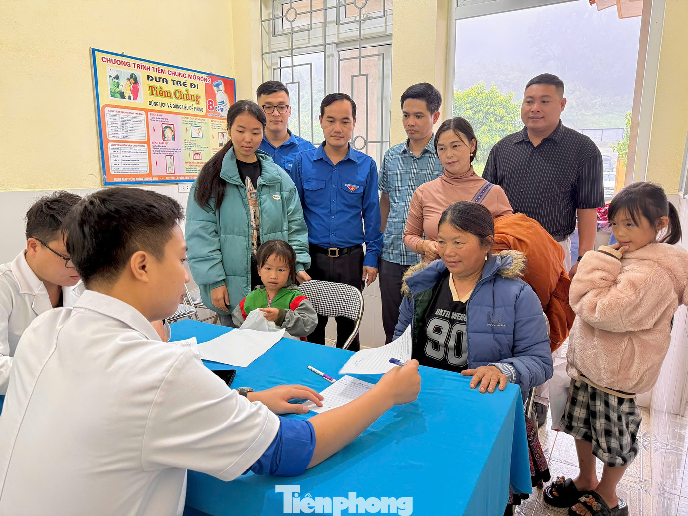 Bác sĩ tư vấn sức khỏe người dân.