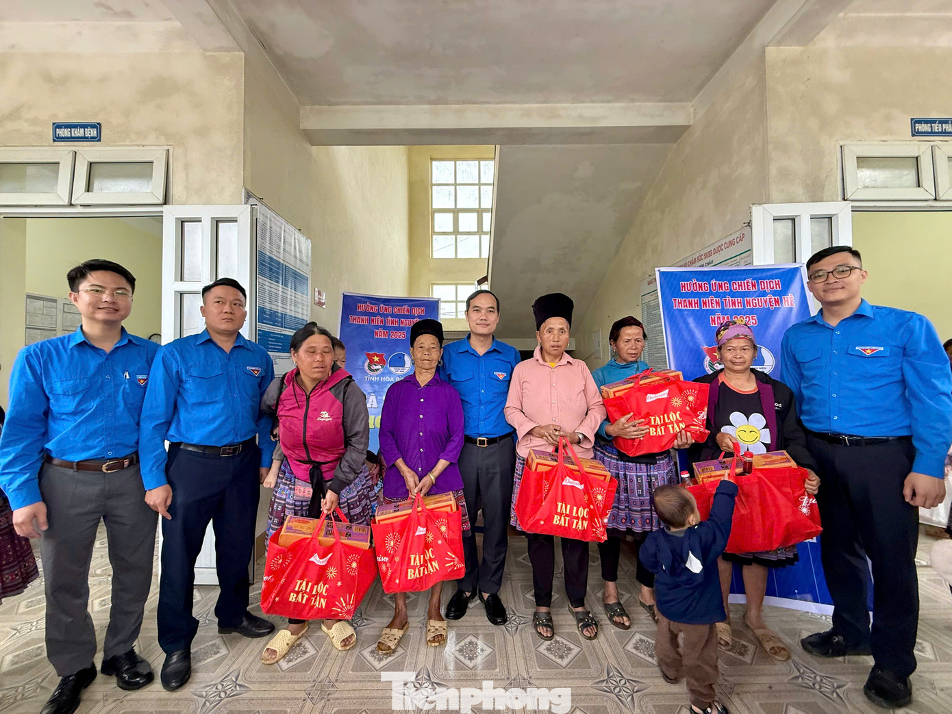 Tỉnh Đoàn Hòa Bình trao quà gia đình có hoàn cảnh khó khăn trên địa bàn huyện Mai Châu.