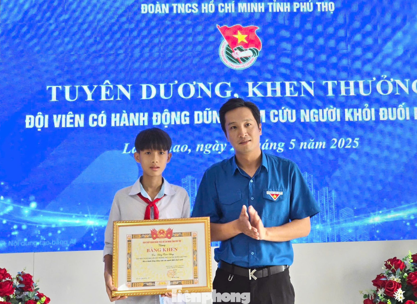 Anh Bùi Đức Giang - Bí thư Tỉnh Đoàn Phú Thọ trao bằng khen cho em Đặng Tuấn Hưng. Anh Bùi Đức Giang - Bí thư Tỉnh Đoàn Phú Thọ trao bằng khen cho em Đặng Tuấn Hưng.