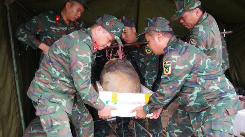 Lực lượng Công binh chuyển bom đến vị trí hủy nổ. Lực lượng Công binh chuyển bom đến vị trí hủy nổ.