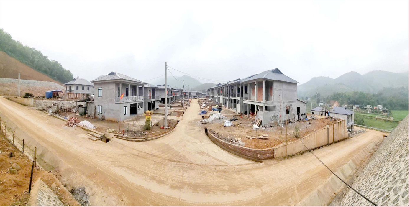 Theo ông Toản, dự án được đầu tư đã giúp các hộ dân sống ở vùng sạt lở có chỗ ở mới an toàn, yên tâm lao động sản xuất, vươn lên thoát nghèo... Bên cạnh đó, UBND huyện đầu tư nâng cấp con đường từ UBND xã Kim Thượng tới khu tái định cư, xây dựng xóm Nhàng trở thành điểm một bản du lịch cộng đồng trong tương lai.