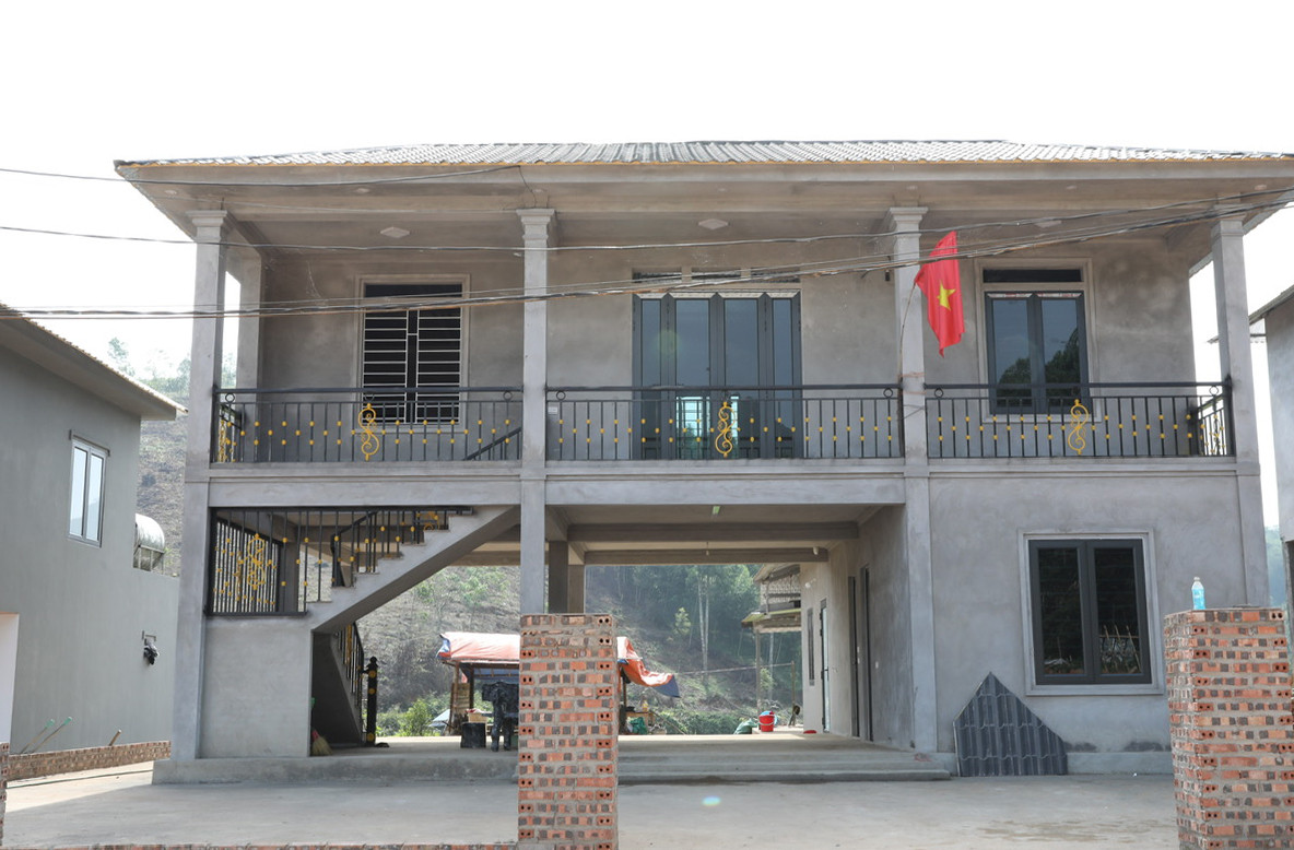 Theo ông Nguyễn Xuân Toản, Chủ tịch UBND huyện Tân Sơn, đến thời điểm hiện tại, hạ tầng kỹ thuật khu tái định cư xóm Nhàng đã được hoàn thiện trên 95%, đảm bảo nơi ở an toàn cho người dân trong mùa mưa bão sắp tới.