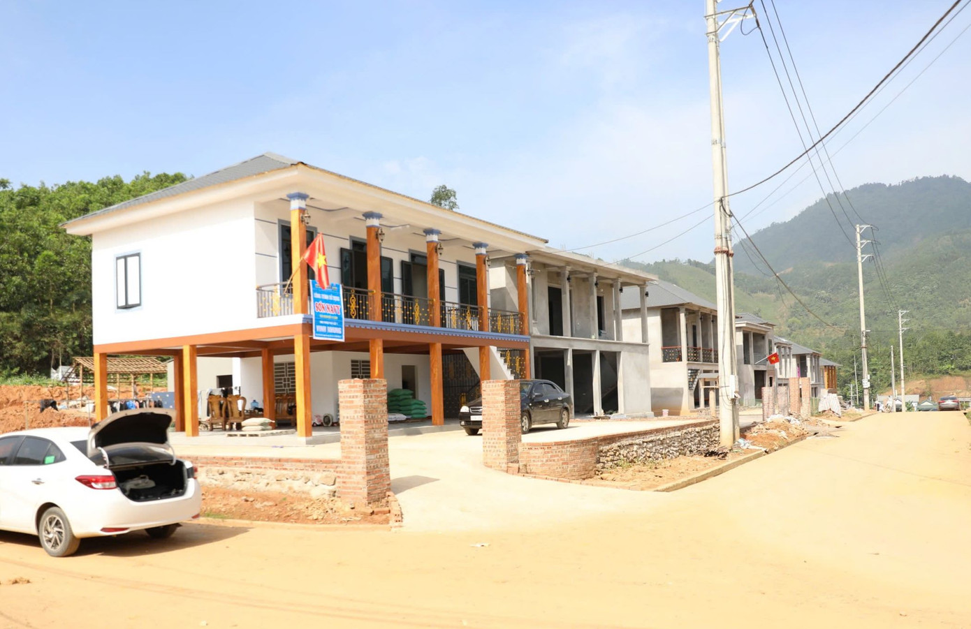 "Được địa phương quan tâm hỗ trợ người dân xây dựng khu tái định cư đẹp, nhà cửa kiên cố, khang trang, chúng tôi không còn phải lo sợ mưa bão, sạt lở như trước kia nữa, yên tâm lao động, sản xuất, xóa đói, giảm nghèo", ông Hoàng Kim Thượng chia sẻ.