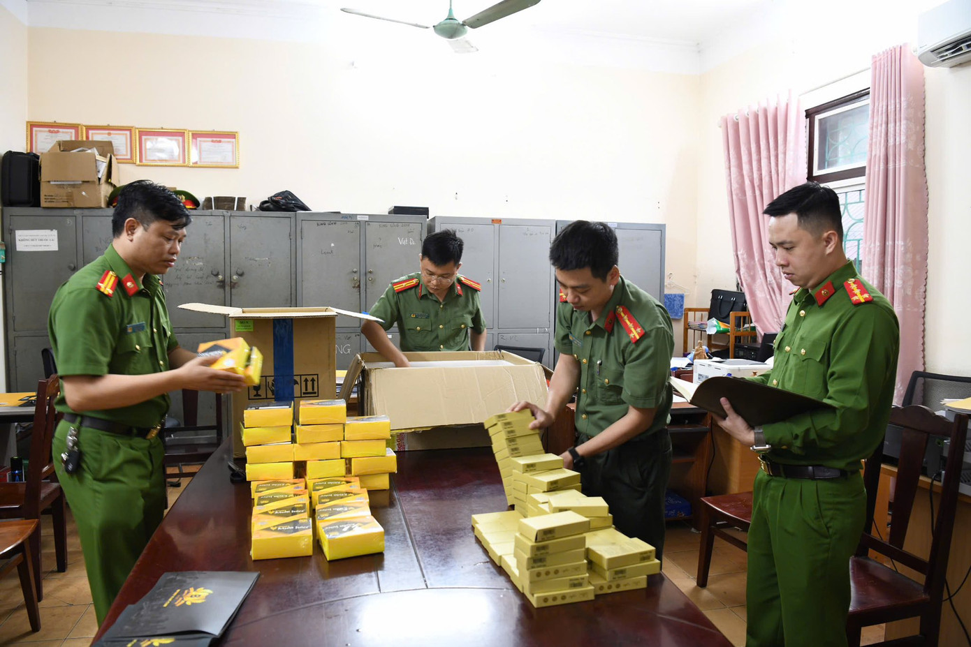 Công an tỉnh Phú Thọ kiểm tra các thực phẩm chức năng được thu giữ.