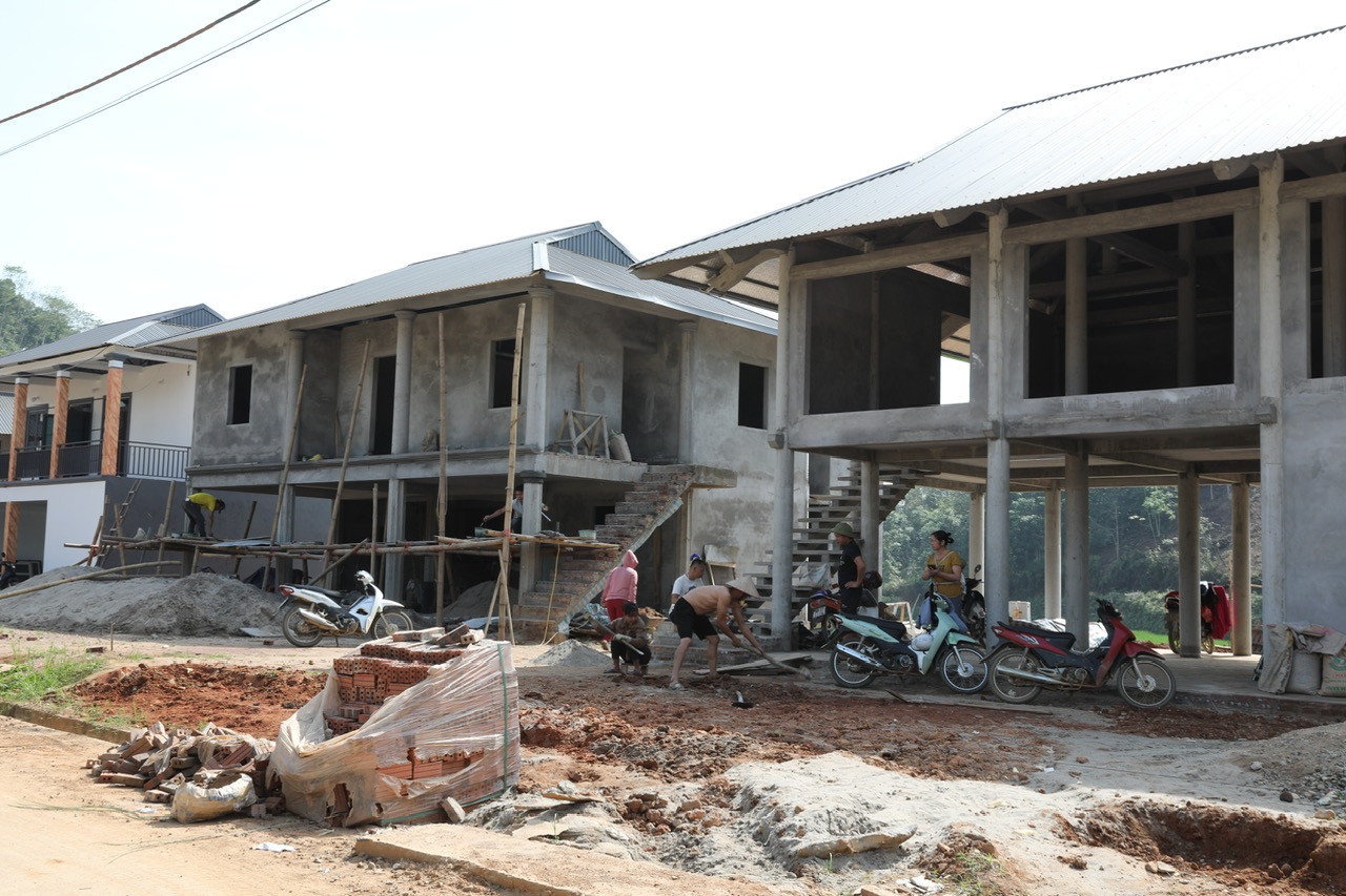 Năm 2022, sau khi được UBND tỉnh Phú Thọ đồng ý, khu tái định cư xóm Nhàng được khởi công xây dựng, với tổng mức đầu tư hơn 34,5 tỉ đồng từ nguồn vốn của Chương trình mục tiêu quốc gia phát triển kinh tế - xã hội vùng đồng bào dân tộc thiểu số và miền núi giai đoạn 2021-2030. Mỗi hộ dân được tái định cư tại đây, ngoài việc giao đất tái định cư, huyện Tân Sơn hỗ trợ thêm tiền và hỗ trợ vay vốn ngân hàng lãi suất thấp để xây nhà.