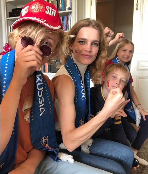 Siêu mẫu Nga mở khóa cúp vàng cổ vũ Anh đánh bại Croatia ảnh 3