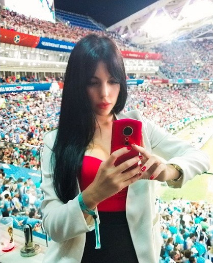 Sau thất bại World Cup, Ronaldo 'giải sầu' cùng bồ nóng bỏng ảnh 6