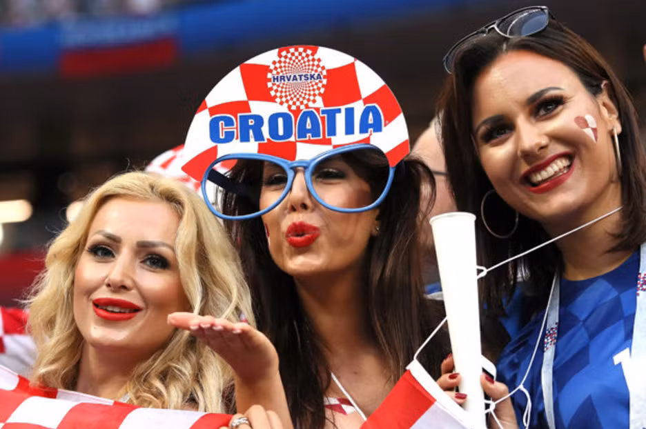 FIFA đề nghị tiết chế cho các ‘bóng hồng’ nóng bỏng lên sóng World Cup ảnh 4