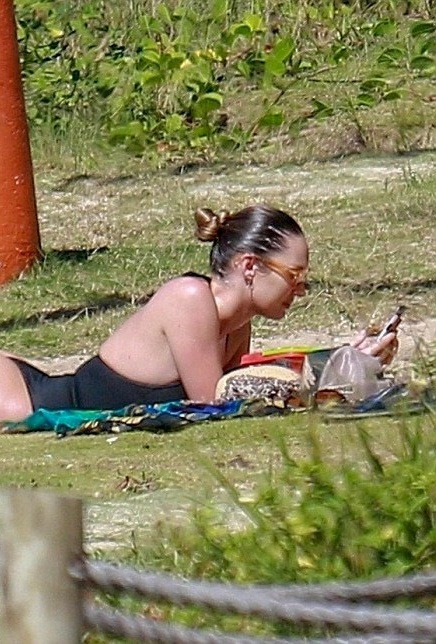 Candice Swanepoel về dáng ‘thần tốc’ sau 3 tuần sinh con ảnh 9