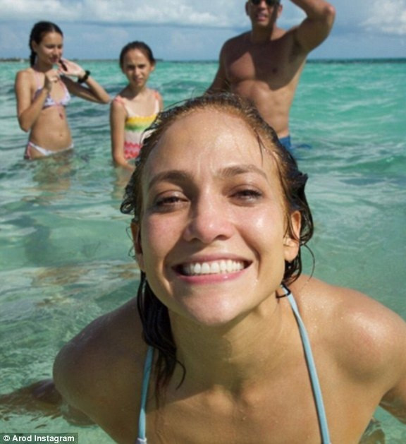 Jennifer Lopez rực lửa đón sinh nhật tuổi 49 bên bồ trẻ ảnh 3