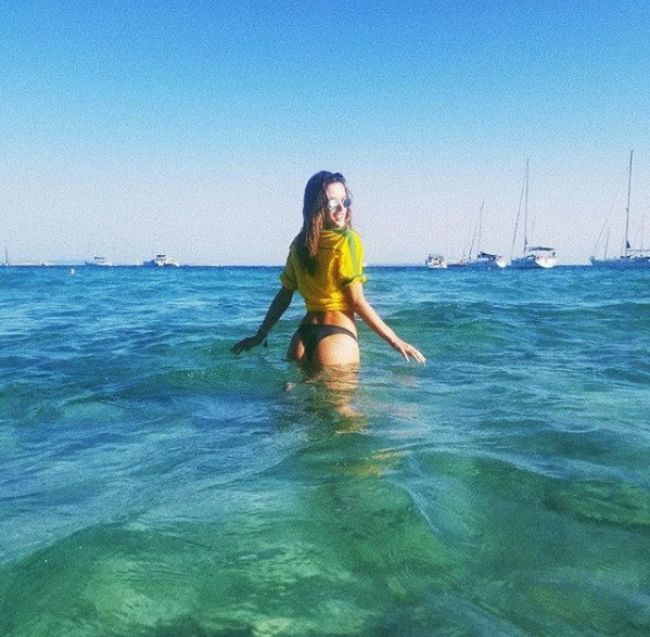 Alessandra Ambrosio cuốn hút mê hồn ở bãi biển thiên đường ảnh 1