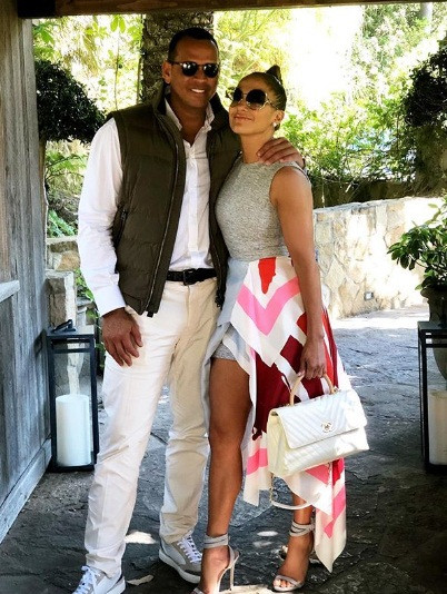 Jennifer Lopez rực lửa đón sinh nhật tuổi 49 bên bồ trẻ ảnh 10