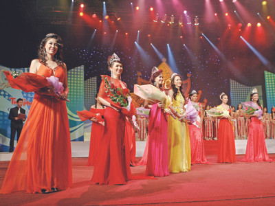 Các Hoa hậu dự chương trình Ca nhạc thời trang kỷ niệm 20 năm cuộc thi Hoa hậu Việt Nam 2008. Ảnh: Hồng Vĩnh. Các Hoa hậu dự chương trình Ca nhạc thời trang kỷ niệm 20 năm cuộc thi Hoa hậu Việt Nam 2008. Ảnh: Hồng Vĩnh