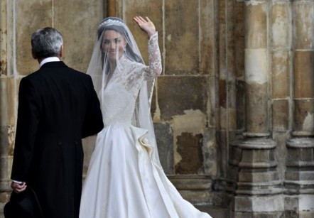 Trang Thời trang tờ Điện tín Anh cảm thán, chiếc váy cưới sang trọng, thời trang và hệt như một chiếc váy cổ tích. Chiếc váy thật thích hợp với một công nương do được kết hợp với phong cách của công chúa hiện đại thế kỉ 20 của Grace Kelly từng thiết kế cho cố công nương Diana – mẹ chồng Kate. Váy cưới không dây, lót ngực thời Victoria, khít eo và đuôi vét quét dài. Khoác phía ngoài là một chiếc áo ren thủ công. Tay áo dài, kiểu thời Trung cổ, chất liệu thân váy gồm ngà và xa-tanh trắng Chiếc váy cưới được hội tụ nhiều tính kế thừa của những chiếc váy cưới nơi Hoàng gia cũng như mang tính lịch sử riêng của nó. Nhóm học sinh trường May thêu Hoàng gia thực hiện bằng tay tại Cung điện Hampton. Kĩ năng thêu ren xuất phát từ Ai-len những năm 20 thế kỉ 19. Ren thêu hình hoa hồng, cúc đại đóa, thủy tiên, nhành lá dương xỉ. Họa tiết này được thể hiện trong đôi giày và tấm voan đội đầu của cô đâu. Đuôi voan dài 3 mét. Vương miện đội đầu Kate được sản xuất từ năm 1936 và được thừa kế lại từ Hoàng gia. Khuyên tai được kết từ kim cương hình chiếc lá sổi, niềm cảm hứng từ thành viên của gia đình Middleton, rất hợp đôi cùng chiếc vương miện. Shane Connelly thể hiện thông điệp từ những loài hoa gắn kết bó hoa cô dâu ôm, gồm nhiều loài hoa: biểu tượng cho hạnh phúc, lịch thiệp, tình yêu vĩnh hằng, chung thủy, đam mê và một cuộc sống hôn nhân tràn ngập tình yêu. Những chiếc váy phù dâu cũng do Sarah Burton (hãng Alexander McQueen) thiết kế, có kết xếp nếp bằng xa-tanh, trắng ngà, cùng chi tiết ren giống như váy cô dâu. Những chiếc váy của các bé gái xinh xắn cũng được thiết kế đầy tinh tế Kể từ lúc đôi uyên ương Will – Kate tuyên bố lễ thành hôn, các nhà thiết kế thời trang đã vào cuộc đua giành quyền sáng tạo váy cưới cho Lễ cưới hoàng gia. Sarah Burton đã chiến thắng. 35 tuổi, nhà thiết kế lừng lẫy sinh ra tại thành phố Manchester, hiện Sarah Burton đang là giám đốc sáng tạo thương hiệu Alexander McQueen hồi tháng 5 năm ngoái. Cô đã hoạt động 12 năm liên tục trong nghề. Trang Thời trang tờ Điện tín Anh cảm thán, chiếc váy cưới sang trọng, thời trang và hệt như một chiếc váy cổ tích. Chiếc váy thật thích hợp với một công nương do được kết hợp với phong cách của công chúa hiện đại thế kỉ 20 của Grace Kelly từng thiết kế cho cố công nương Diana – mẹ chồng Kate. Váy cưới không dây, lót ngực thời Victoria, khít eo và đuôi vét quét dài. Khoác phía ngoài là một chiếc áo ren thủ công. Tay áo dài, kiểu thời Trung cổ, chất liệu thân váy gồm ngà và xa-tanh trắng Chiếc váy cưới được hội tụ nhiều tính kế thừa của những chiếc váy cưới nơi Hoàng gia cũng như mang tính lịch sử riêng của nó. Nhóm học sinh trường May thêu Hoàng gia thực hiện bằng tay tại Cung điện Hampton. Kĩ năng thêu ren xuất phát từ Ai-len những năm 20 thế kỉ 19. Ren thêu hình hoa hồng, cúc đại đóa, thủy tiên, nhành lá dương xỉ. Họa tiết này được thể hiện trong đôi giày và tấm voan đội đầu của cô đâu. Đuôi voan dài 3 mét. Vương miện đội đầu Kate được sản xuất từ năm 1936 và được thừa kế lại từ Hoàng gia. Khuyên tai được kết từ kim cương hình chiếc lá sổi, niềm cảm hứng từ thành viên của gia đình Middleton, rất hợp đôi cùng chiếc vương miện. Shane Connelly thể hiện thông điệp từ những loài hoa gắn kết bó hoa cô dâu ôm, gồm nhiều loài hoa: biểu tượng cho hạnh phúc, lịch thiệp, tình yêu vĩnh hằng, chung thủy, đam mê và một cuộc sống hôn nhân tràn ngập tình yêu. Những chiếc váy phù dâu cũng do Sarah Burton (hãng Alexander McQueen) thiết kế, có kết xếp nếp bằng xa-tanh, trắng ngà, cùng chi tiết ren giống như váy cô dâu. Những chiếc váy của các bé gái xinh xắn cũng được thiết kế đầy tinh tế Kể từ lúc đôi uyên ương Will – Kate tuyên bố lễ thành hôn, các nhà thiết kế thời trang đã vào cuộc đua giành quyền sáng tạo váy cưới cho Lễ cưới hoàng gia. Sarah Burton đã chiến thắng. 35 tuổi, nhà thiết kế lừng lẫy sinh ra tại thành phố Manchester, hiện Sarah Burton đang là giám đốc sáng tạo thương hiệu Alexander McQueen hồi tháng 5 năm ngoái. Cô đã hoạt động 12 năm liên tục trong nghề.