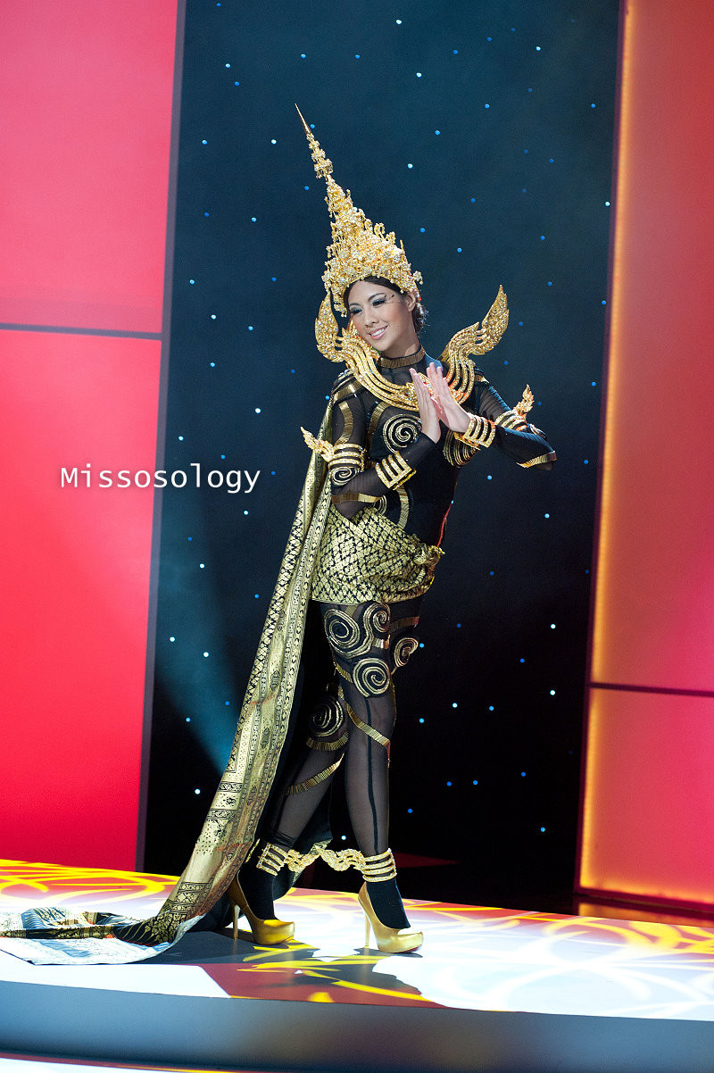 Nhóm các thí sinh châu Á đã có màn trình diễn trang phục dân tộc vô cùng ấn tượng. Trong ảnh là Hoa hậu Thái Lan với bộ váy mô phỏng về đất nước chùa vàng