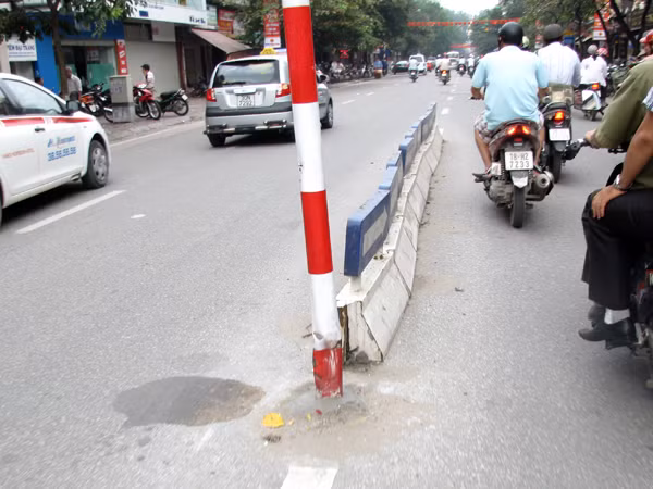 Hầu hết ở 5 tuyến phố triển khai phân làn đều có cột bị xe đâm méo mó. Ảnh chụp trên tuyến phố Huế