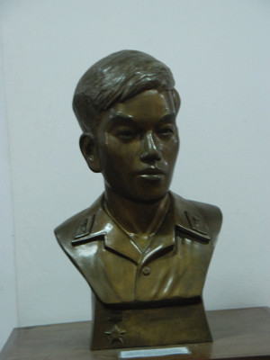 Tượng Anh hùng Vũ Xuân Thiều