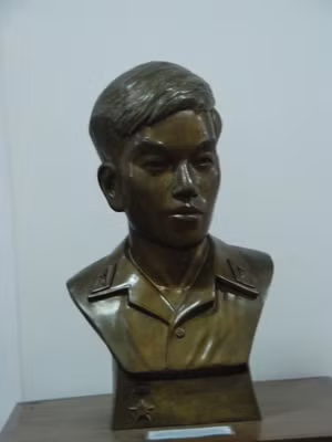 Tượng Anh hùng Vũ Xuân Thiều