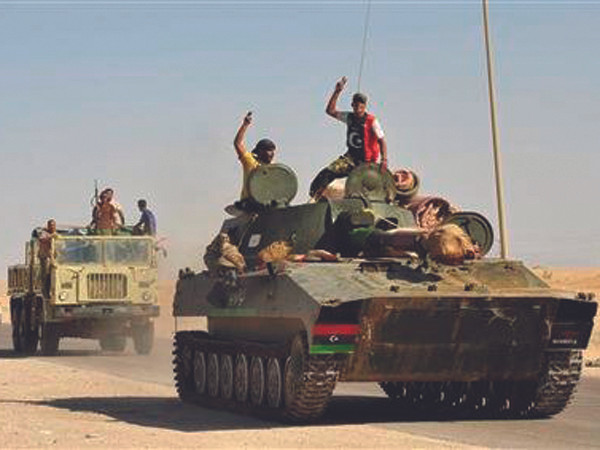 Ngày 30-8, phe nổi dậy ở Libya tuyên bố cho các lực lượng trung thành với ông Gadhafi 4 ngày để đầu hàng (trong ảnh: quân nổi dậy tiến đánh thành phố Sirte) . Ảnh: Reuters Ngày 30-8, phe nổi dậy ở Libya tuyên bố cho các lực lượng trung thành với ông Gadhafi 4 ngày để đầu hàng (trong ảnh: quân nổi dậy tiến đánh thành phố Sirte)