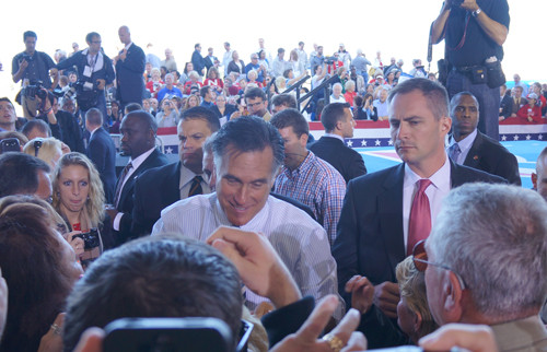 Ông Romney giữa vòng vây của cử tri đảng Cộng hòa tại Floria. Ảnh: Trí Đường