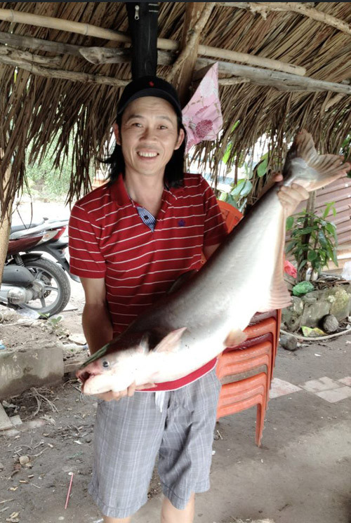 Con cá nặng 8kg do chính anh câu được tại hồ câu Ấp Doi - Gò Vấp. Đây là một trong những thú vui của Hoài Linh mà ít ai biết được.
