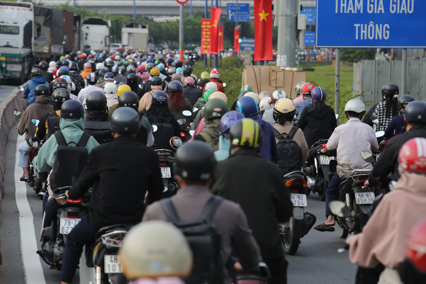 Tại một số nút giao thông xảy ra tình trạng ùn ứ nhẹ trong thời gian cao điểm.