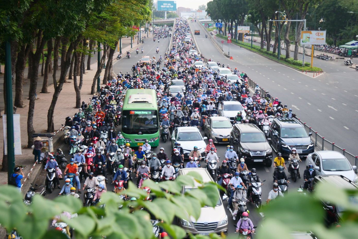 Khu vực vòng xoay Nguyễn Thái Sơn và đường Nguyễn Kiệm - Hoàng Minh Giám xảy ra ùn ứ trong giờ cao điểm.