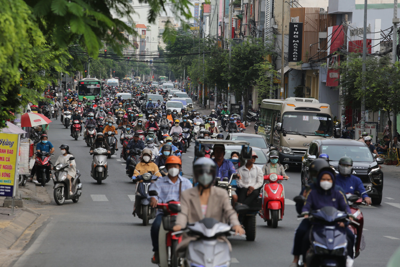 Dòng người và phương tiện tấp nập trên đường Đinh Bộ Lĩnh (quận Bình Thạnh).