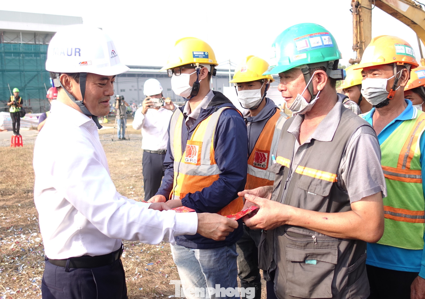 Ông Bùi Xuân Cường - Phó Chủ tịch UBND TPHCM thăm và chúc Tết cán bộ, công nhân viên tại dự án.