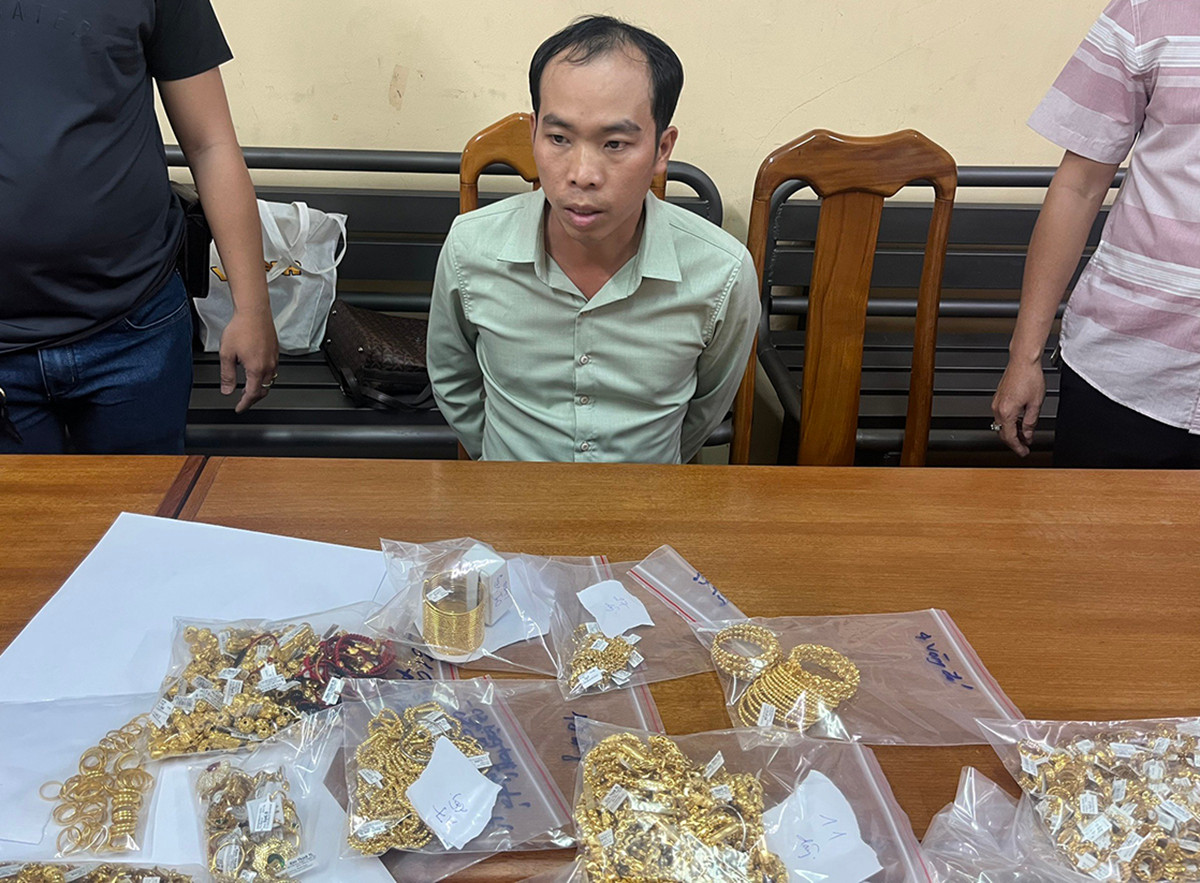 Đối tượng Phạm Văn Nu cùng tang vật. Ảnh: Công an cung cấp Đối tượng Phạm Văn Nu cùng tang vật. Ảnh: Công an cung cấp