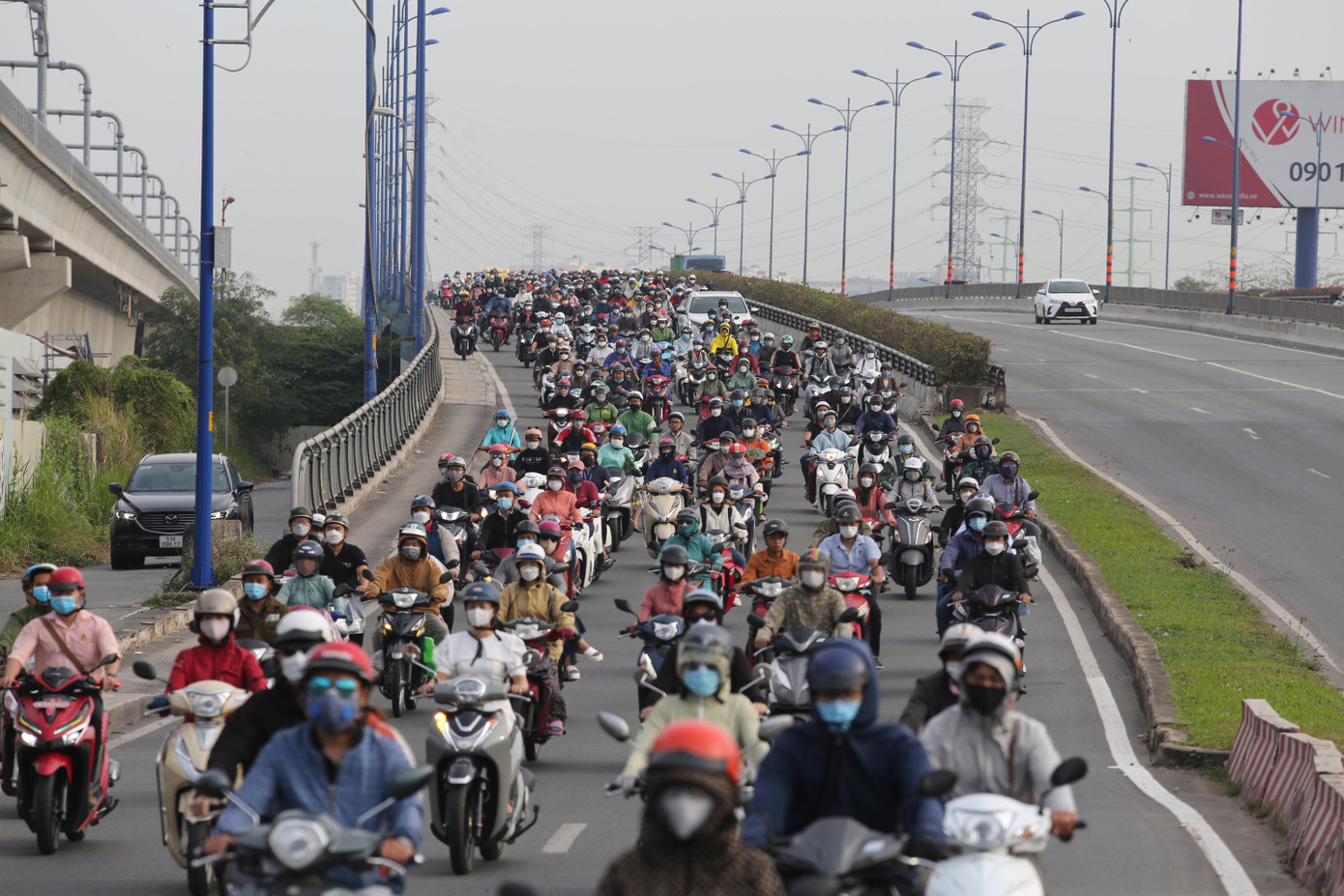 Sáng 30/1 (mùng 9 tháng Giêng), tại khu vực Xa lộ Hà Nội đoạn qua cầu Rạch Chiếc (TP Thủ Đức), rất đông phương tiện di chuyển vào trung tâm TPHCM.