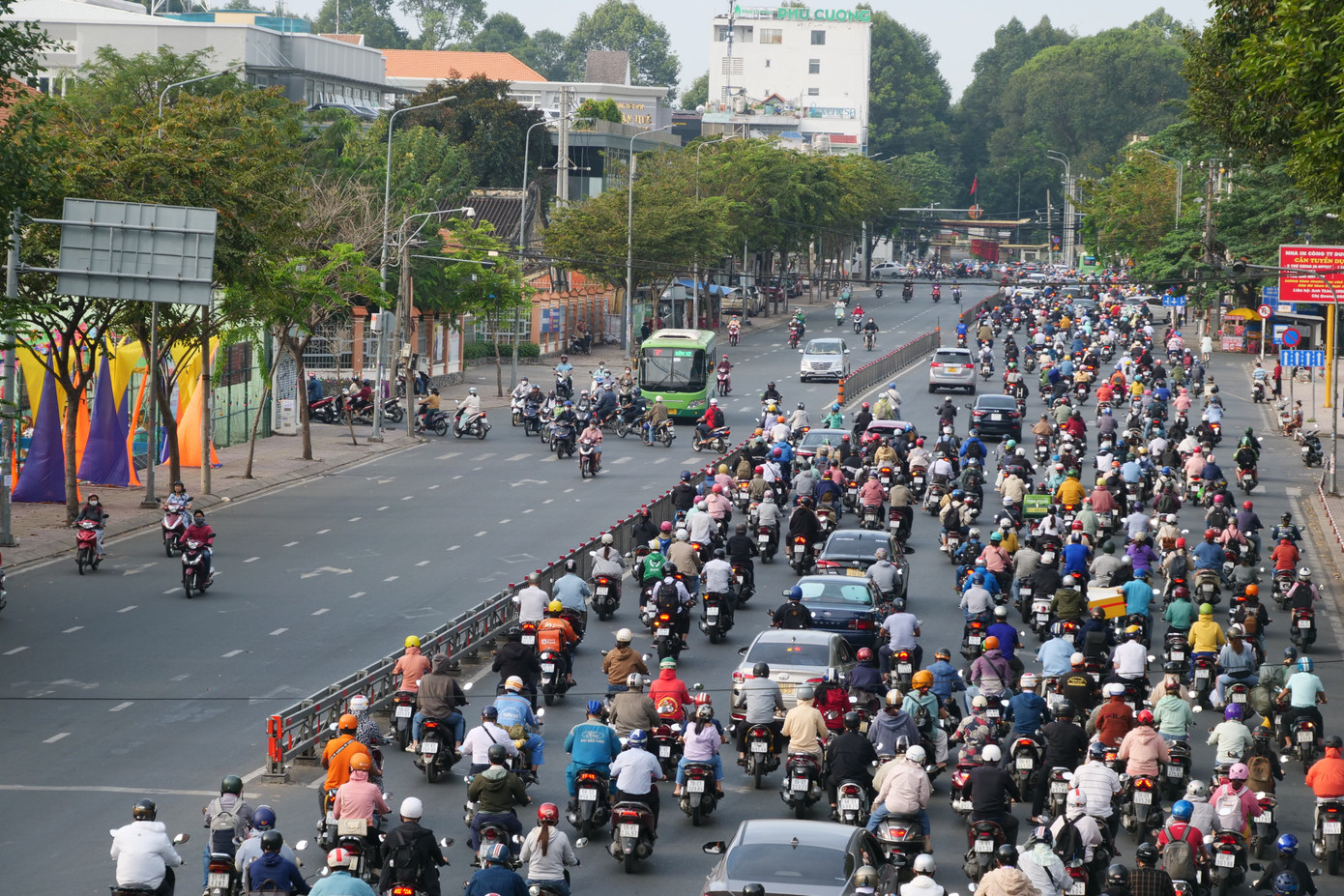 Dòng phương tiện đông đúc trên đường Hoàng Minh Giám (quận Phú Nhuận).