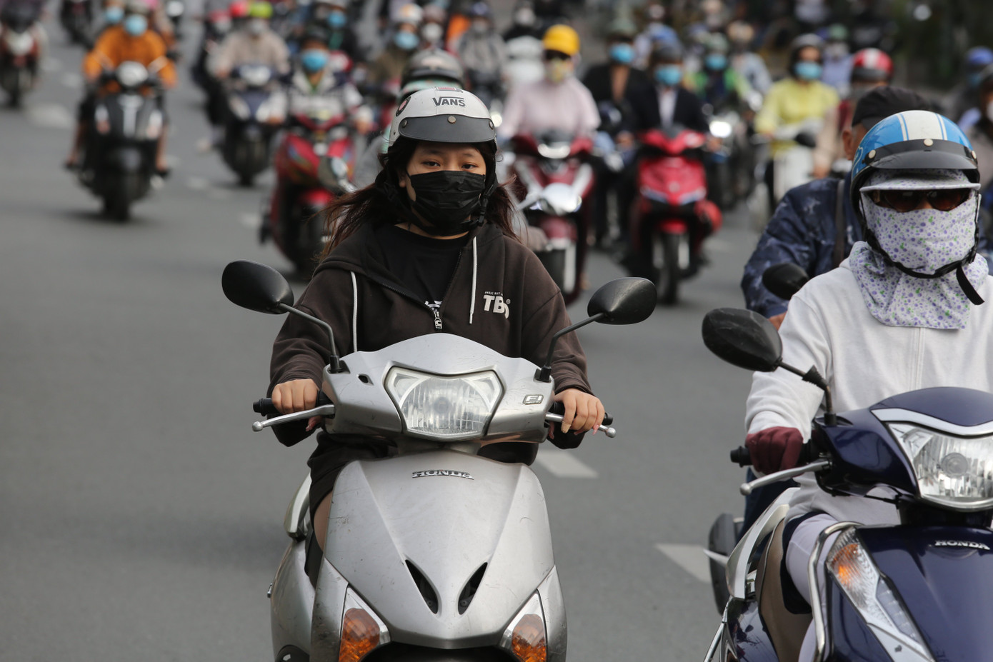 TPHCM se lạnh trong buổi sáng đầu tuần nên nhiều người mặc thêm áo khoác để giữ ấm khi ra đường.