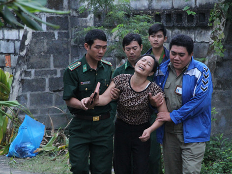 Mẹ của học sinh Nguyễn Phan Thành Lâm ngã quỵ khi nhìn thấy xác con. Ảnh: L.N