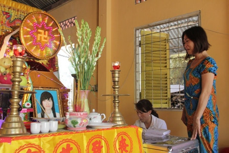 Bà Nhung nghẹn ngào khóc than cạnh linh cữu con gái của mình