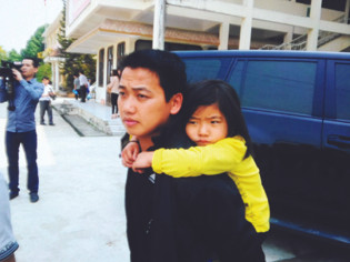 Cháu Sồng Thị Giang được đoàn tụ cùng gia đình an toàn