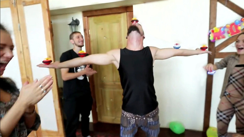 Biểu diễn con quay TOSY chạy dọc cánh tay