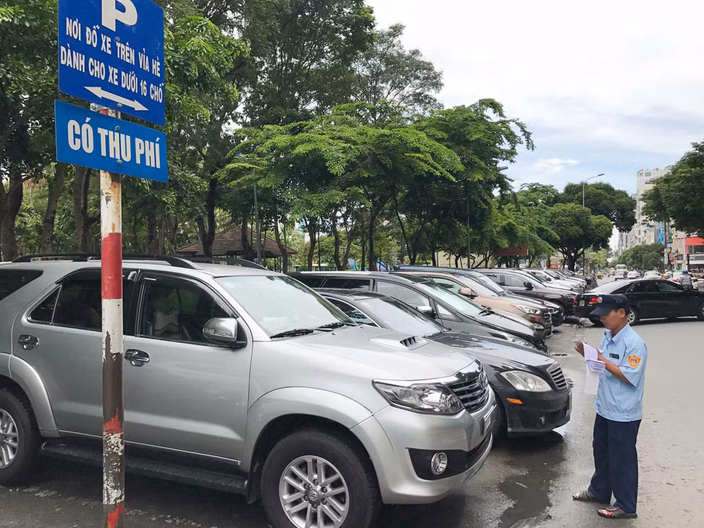 Thất thoát 'khủng”, TPHCM giao thanh niên xung phong thu phí đỗ xe trên đường ảnh 1