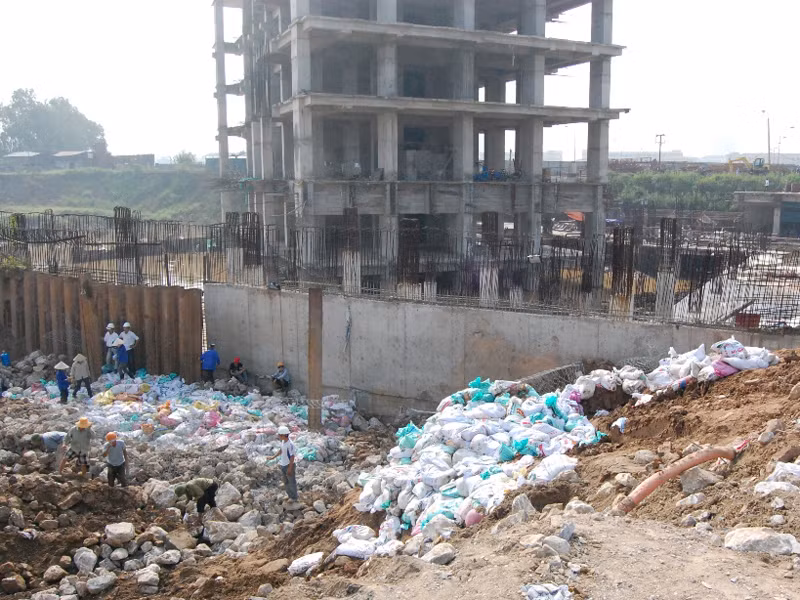 Dự kiến trong hai ngày tới mới dọn sạch toàn bộ hố móng để thi công san lấp, hoàn trả mặt đường