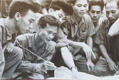 Đồng chí Phạm Trương Uy cùng kíp trắc thủ tiểu đoàn 64, Trung đoàn 236 rút kinh nghiệm sau trận đánh ngày 4/4/1972, bắn rơi máy bay B-52, trên bầu trời Quảng Trị. Ngày 3/9/1973, đồng chí được tặng danh hiệu anh hùng lực lượng vũ trang nhân dân