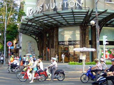 Bên ngoài một cửa hiệu Louis Vuitton ở Tp.HCM. Bên ngoài một cửa hiệu Louis Vuitton ở Tp.HCM