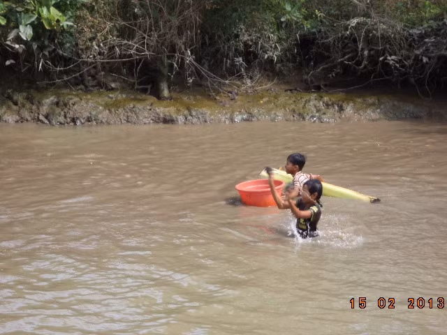 Một em bắt được con tôm, thật vui