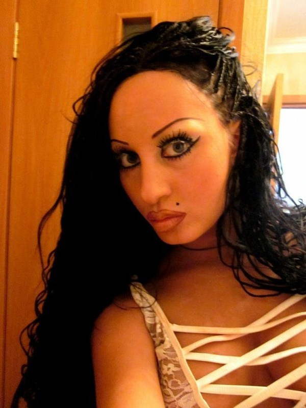 Nay đã bị thay thế bởi khuôn mặt cứng đơ và xấu xí này